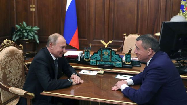 Владимир Путин и губернатор Сахалинской области Валерий Лимаренко