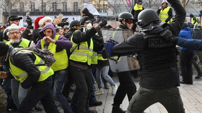 Полиция и участники акции протеста движения желтых жилетов в Париже. 8 декабря 2018 Полиция и участники акции протеста движения желтых жилетов в Париже. 8 декабря 2018
