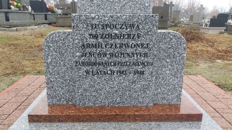 Памятник убитым советским военнопленным открытый после реконструкции в польском населенном пункте Горынь 