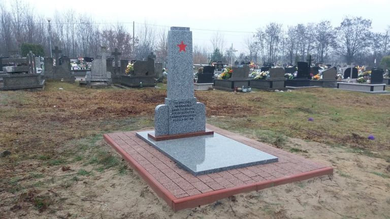 Памятник убитым советским военнопленным открытый после реконструкции в польском населенном пункте Горынь 