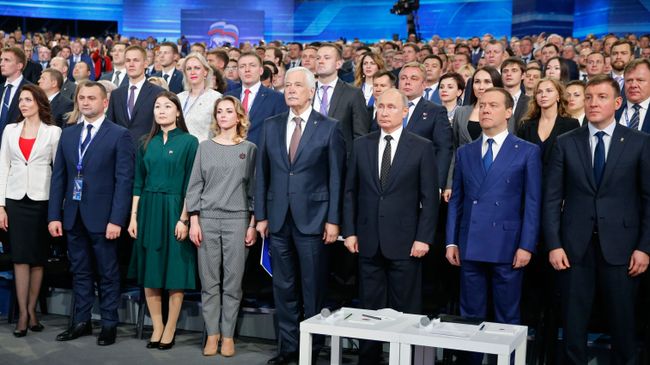 Президент РФ Владимир Путин и председатель правительства РФ Дмитрий Медведев принимают участие в работе XVIII съезда партии Единая Россия. 8 декабря 2018 Президент РФ Владимир Путин и председатель правительства РФ Дмитрий Медведев принимают участие в работе XVIII съезда партии Единая Россия. 8 декабря 2018