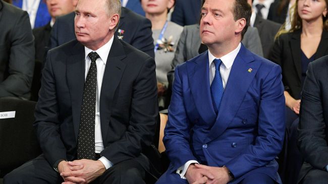 Председатель ЕР Дмитрий Медведев выступает на XVIII съезде Всероссийской политической партии Единая Россия . 8 декабря 2018 Председатель ЕР Дмитрий Медведев выступает на XVIII съезде Всероссийской политической партии Единая Россия . 8 декабря 2018