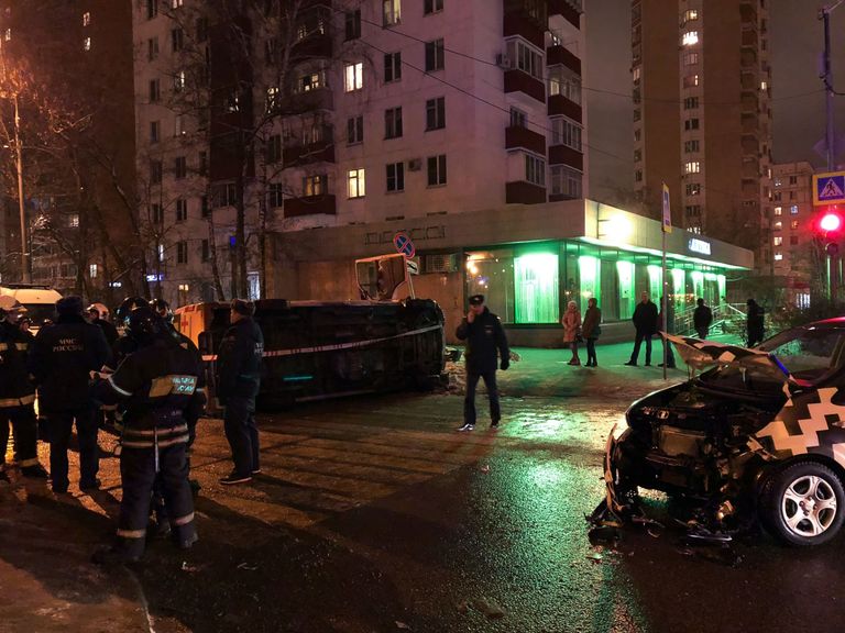 Последствия опрокидывания автомобиля скорой помощи в результате ДТП на Сиреневом бульваре в Москве. 8 декабря 2018 Последствия опрокидывания автомобиля скорой помощи в результате ДТП на Сиреневом бульваре в Москве. 8 декабря 2018