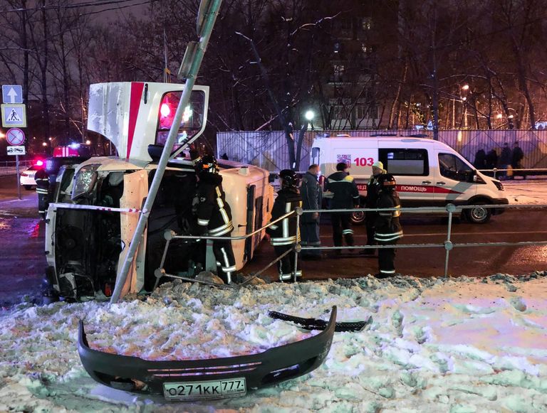Последствия опрокидывания автомобиля скорой помощи в результате ДТП на Сиреневом бульваре в Москве. 8 декабря 2018 Последствия опрокидывания автомобиля скорой помощи в результате ДТП на Сиреневом бульваре в Москве. 8 декабря 2018