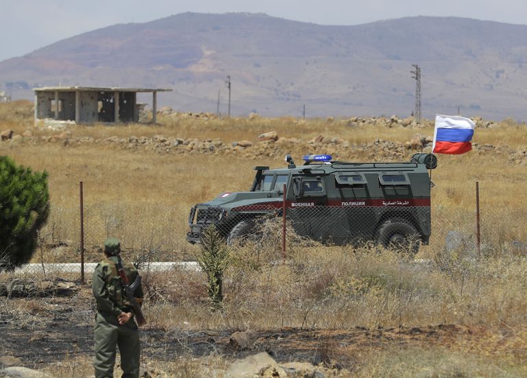 Российская военная полиция проезжает мимо города Алхурея на границе с занятыми Израилем Голанскими высотами. 14 августа 2018 Российская военная полиция проезжает мимо города Алхурея на границе с занятыми Израилем Голанскими высотами. 14 августа 2018