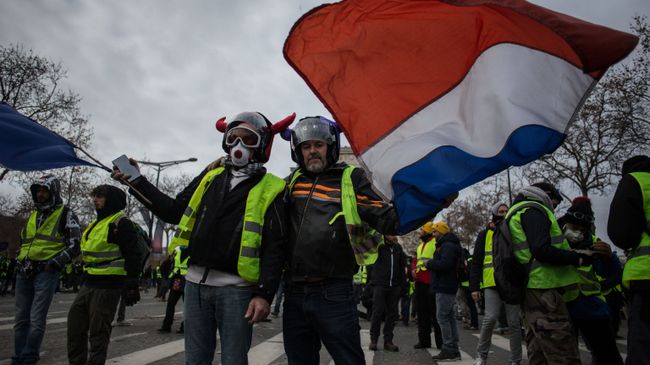 Акция протеста движения желтые жилеты в Париже. 8 декабря 2018 Акция протеста движения желтые жилеты в Париже. 8 декабря 2018