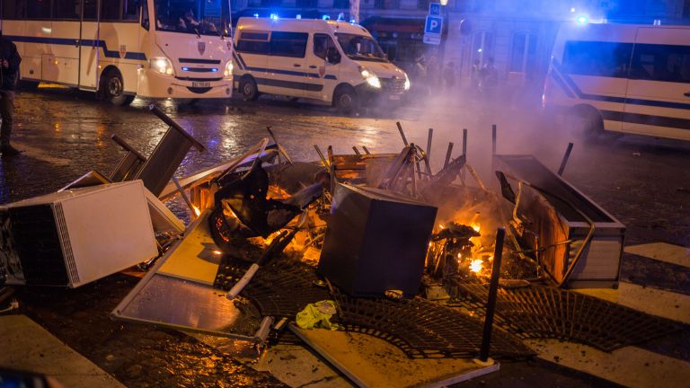 Горящие баррикады во время акции протеста участников движения автомобилистов желтые жилеты в районе Триумфальной арки в Париже Горящие баррикады во время акции протеста участников движения автомобилистов желтые жилеты в районе Триумфальной арки в Париже