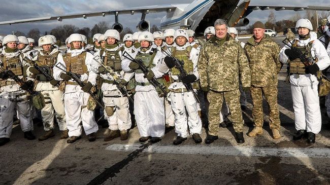 Президент Украины Петр Порошенко во время военных учений в Черниговской области Президент Украины Петр Порошенко во время военных учений в Черниговской области