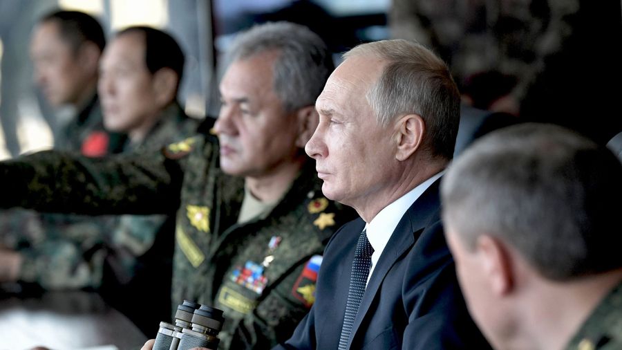 Верховный главнокомандующий ВС РФ, президент РФ Владимир Путин наблюдает за ходом военных маневров российских, монгольских и китайских вооруженных сил Восток-2018 с командного пункта на полигоне Цугол в Забайкальском крае Верховный главнокомандующий ВС РФ, президент РФ Владимир Путин наблюдает за ходом военных маневров российских, монгольских и китайских вооруженных сил Восток-2018 с командного пункта на полигоне Цугол в Забайкальском крае