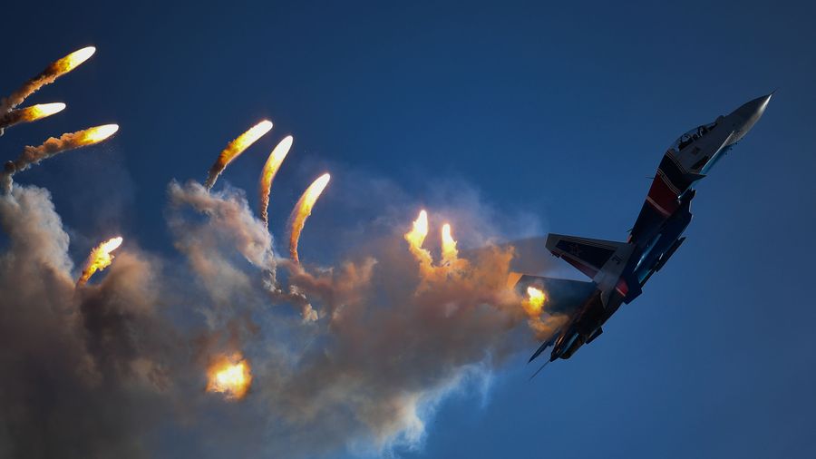 Многоцелевой истребитель Су-30СМ пилотажной группы Русские витязи на закрытии IV Международного военно-технического форума «Армия-2018» Многоцелевой истребитель Су-30СМ пилотажной группы Русские витязи на закрытии IV Международного военно-технического форума «Армия-2018»