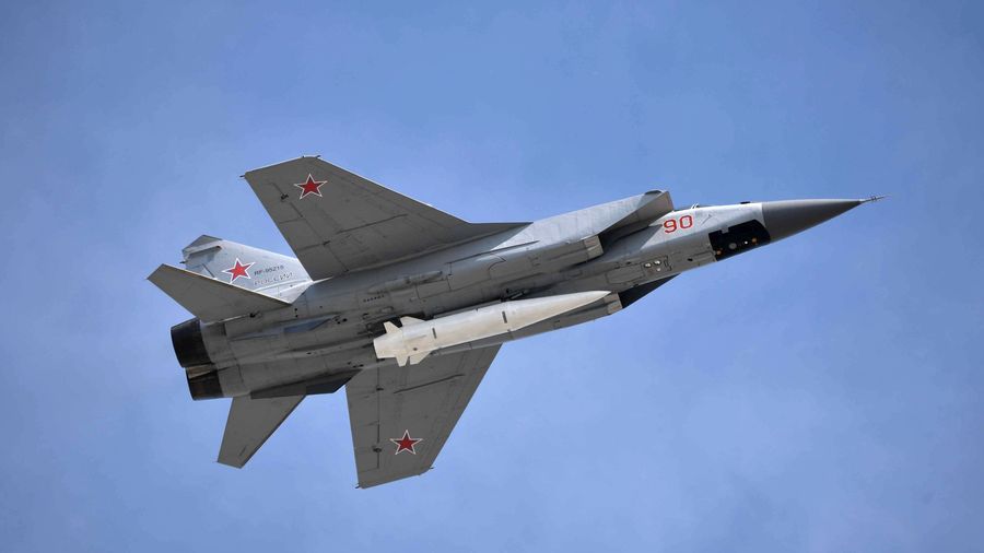 Многоцелевой истребитель МиГ-31 с гиперзвуковой ракетой Кинжал Многоцелевой истребитель МиГ-31 с гиперзвуковой ракетой Кинжал