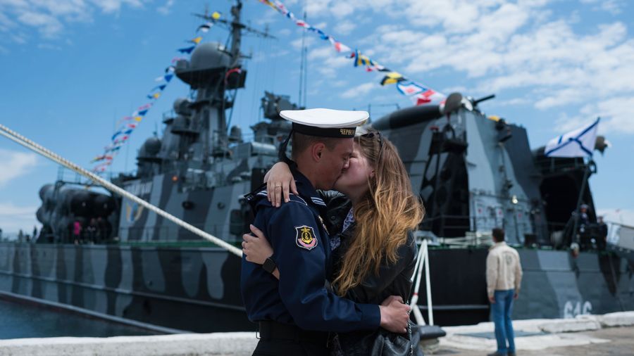 Моряк Черноморского флота с девушкой во время праздничных мероприятий в Севастополе Моряк Черноморского флота с девушкой во время праздничных мероприятий в Севастополе