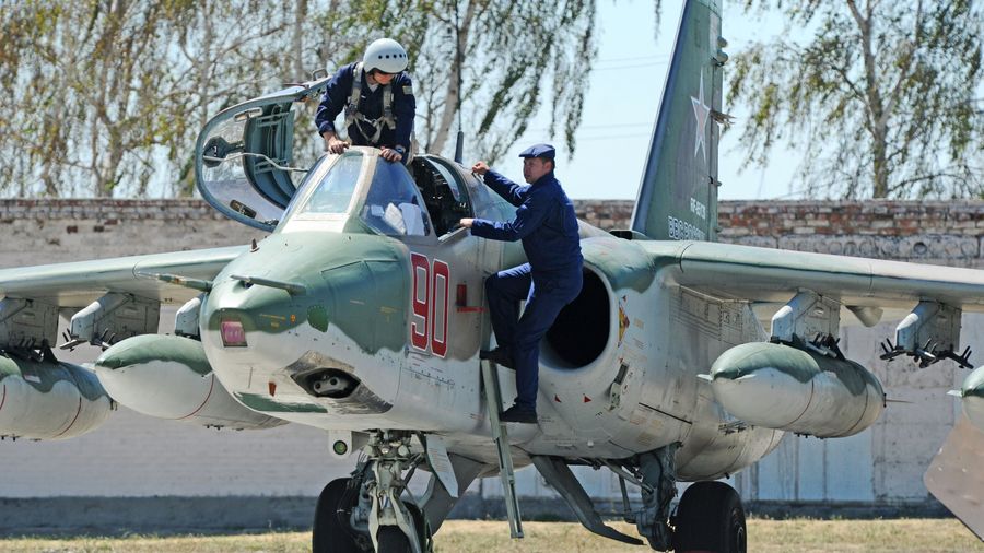 Штурмовик Су-25 на одном из военных аэродромов Краснодарского края после многодневной командировки в Сирии Штурмовик Су-25 на одном из военных аэродромов Краснодарского края после многодневной командировки в Сирии