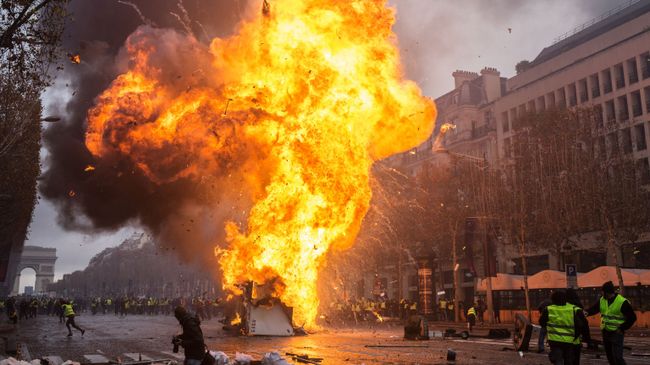 Столкновение участников акции протеста против роста цен на бензин желтые жилеты с силами правопорядка в Париже Столкновение участников акции протеста против роста цен на бензин желтые жилеты с силами правопорядка в Париже