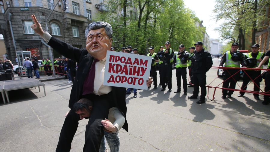 Участники протестной акции против действующего президента Украины Петра Порошенко и сотрудники полиции у здания Администрации президента в Киеве Участники протестной акции против действующего президента Украины Петра Порошенко и сотрудники полиции у здания Администрации президента в Киеве
