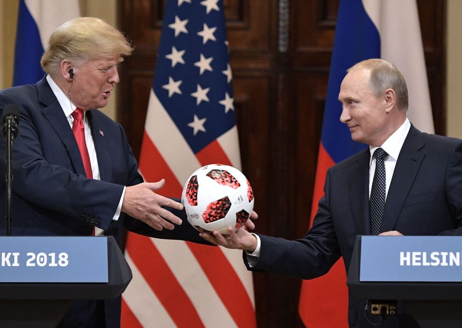Президент России Владимир Путин и президент США Дональд Трамп (слева) на совместной пресс-конференции по итогам встречи в Хельсинки. 16 июля 2018 Президент России Владимир Путин и президент США Дональд Трамп (слева) на совместной пресс-конференции по итогам встречи в Хельсинки. 16 июля 2018