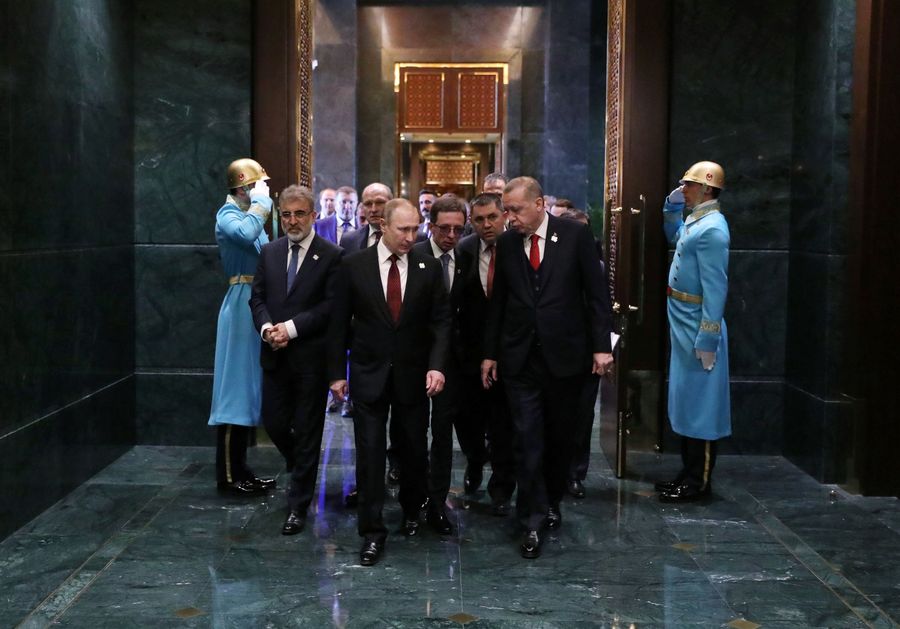 Президент России Владимир Путин и президент Турецкой Республики Реджеп Тайип Эрдоган (справа на первом плане) во время встречи в президентском дворце в Анкаре. 3 апреля 2018 Президент России Владимир Путин и президент Турецкой Республики Реджеп Тайип Эрдоган (справа на первом плане) во время встречи в президентском дворце в Анкаре. 3 апреля 2018