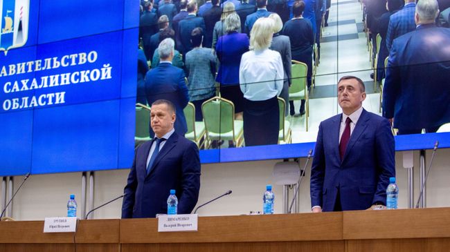 Врио губернатора Сахалинской области Валерий Лимаренко и заместитель председателя правительства РФ Юрий Трутнев на церемонии представления нового губернатора Сахалинской области в Южно-Сахалинске. 10 декабря 2018
