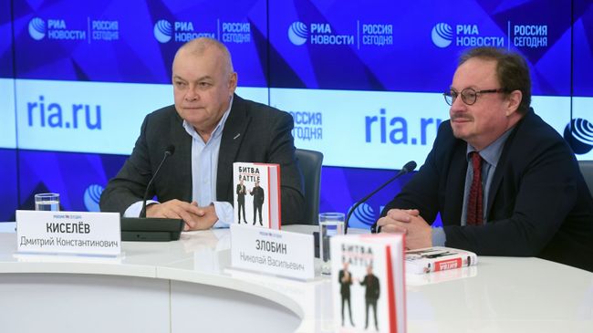 Генеральный директор МИА «Россия сегодня» Дмитрий Киселев и политолог Николай Злобин на презентации книги Киселев vs Zlobin. Битва за глубоко личное Генеральный директор МИА «Россия сегодня» Дмитрий Киселев и политолог Николай Злобин на презентации книги Киселев vs Zlobin. Битва за глубоко личное