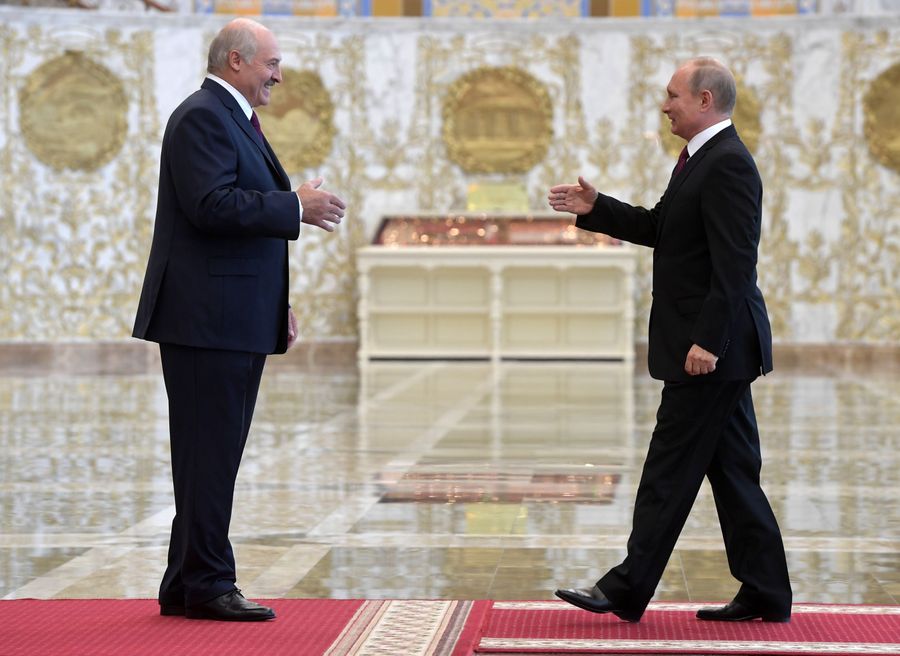 Президент России Владимир Путин и президент Белоруссии Александр Лукашенко (слева) во время встречи во Дворце независимости в Минске. 19 июня 2018 Президент России Владимир Путин и президент Белоруссии Александр Лукашенко (слева) во время встречи во Дворце независимости в Минске. 19 июня 2018