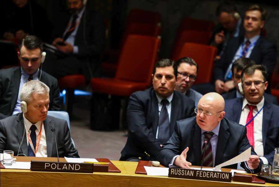 Постоянный представитель Российской Федерации при Организации Объединенных Наций Василий Небензя (справа на первом плане) выступает на открытом заседании Совета Безопасности ООН в Нью-Йорке Постоянный представитель Российской Федерации при Организации Объединенных Наций Василий Небензя (справа на первом плане) выступает на открытом заседании Совета Безопасности ООН в Нью-Йорке