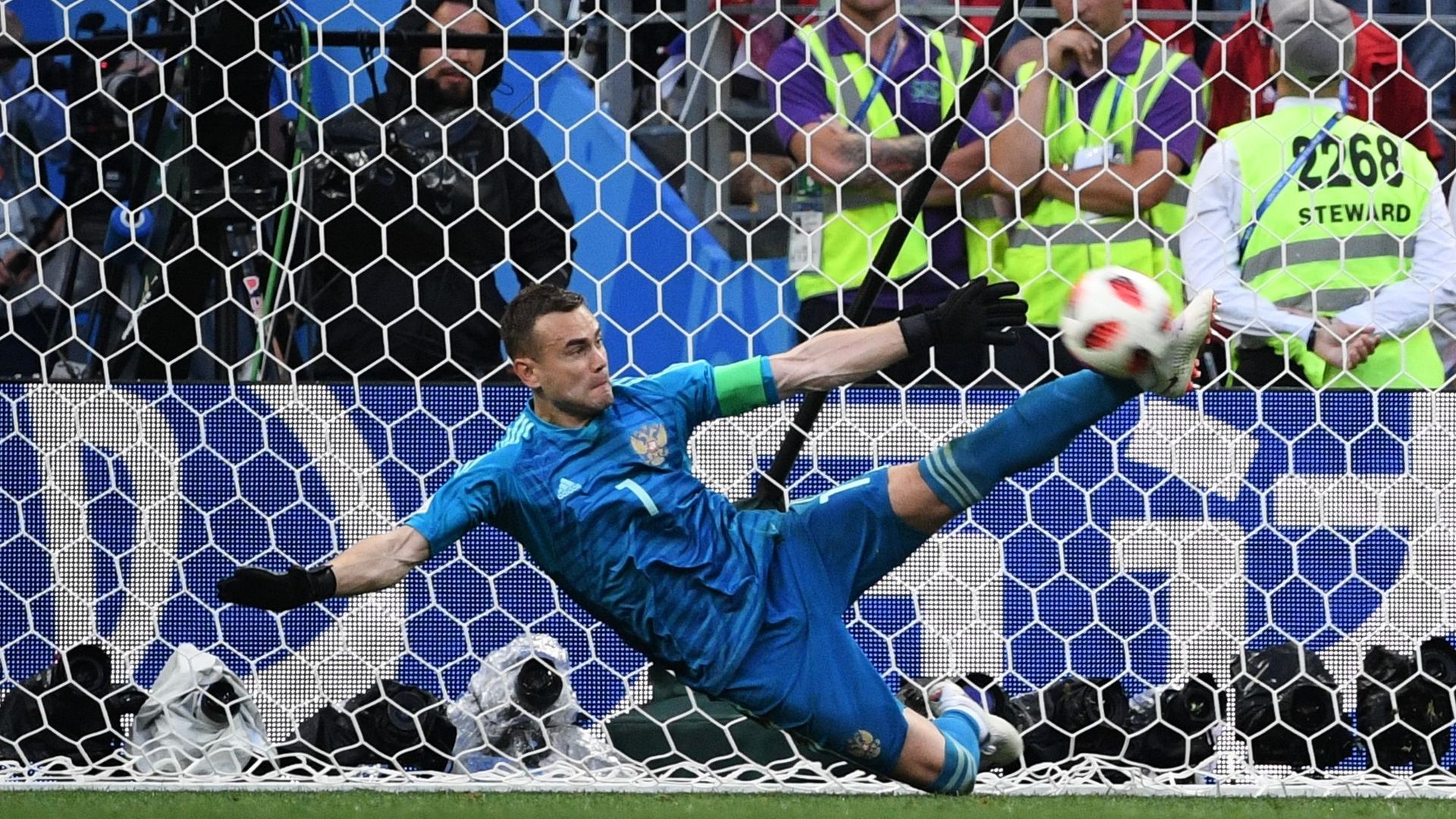 Вратарь Игорь Акинфеев отбивает мяч в матче 1/8 финала чемпионата мира по футболу между сборными Испании и России Вратарь Игорь Акинфеев отбивает мяч в матче 1/8 финала чемпионата мира по футболу между сборными Испании и России - РИА Новости, 1920, 21.05.2024