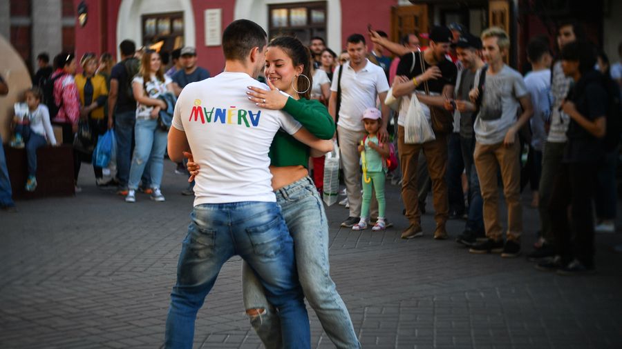 Пара туристов танцует на улице Баумана в Казани Пара туристов танцует на улице Баумана в Казани