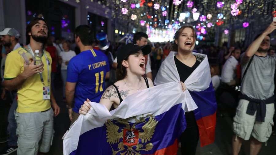 Болельщики сборной России радуются победе в матче группового этапа Чемпионата мира по футболу между сборными России и Египта на Никольской улице в Москве Болельщики сборной России радуются победе в матче группового этапа Чемпионата мира по футболу между сборными России и Египта на Никольской улице в Москве