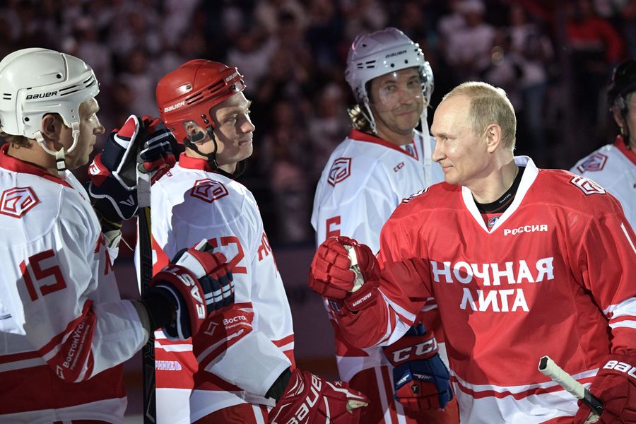 Президент РФ Владимир Путин принимает участие в гала-матче Ночной хоккейной лиги в Сочи Президент РФ Владимир Путин принимает участие в гала-матче Ночной хоккейной лиги в Сочи