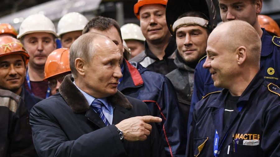 Президент Владимир Путин во время встречи с рабочими Тверского вагоностроительного завода. 10 января 2018 года Президент Владимир Путин во время встречи с рабочими Тверского вагоностроительного завода. 10 января 2018 года