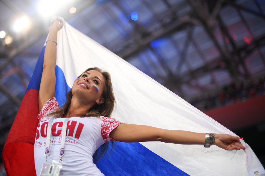 Болельщица сборной России перед матчем 1/4 финала чемпионата мира по футболу между сборными России и Хорватии Болельщица сборной России перед матчем 1/4 финала чемпионата мира по футболу между сборными России и Хорватии