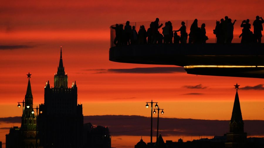 Посетители на Парящем мосту в природно-ландшафтном парке «Зарядье» в Москве. На дальнем плане: Московский Кремль и высотное здание Министерства иностранных дел России Посетители на Парящем мосту в природно-ландшафтном парке «Зарядье» в Москве. На дальнем плане: Московский Кремль и высотное здание Министерства иностранных дел России