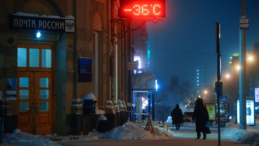 Прохожие на улице Ленина в Новосибирске. Температура опустилась до отметки минус 36 градусов Прохожие на улице Ленина в Новосибирске. Температура опустилась до отметки минус 36 градусов