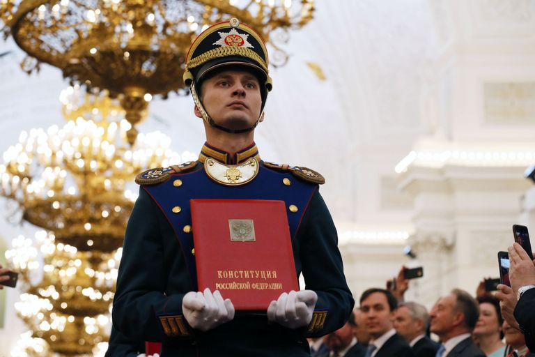 Солдат Президентского полка вносит специальный экземпляр Конституции России на церемонии инаугурации президента России Владимира Путина в Кремле. 7 мая 2018 Солдат Президентского полка вносит специальный экземпляр Конституции России на церемонии инаугурации президента России Владимира Путина в Кремле. 7 мая 2018