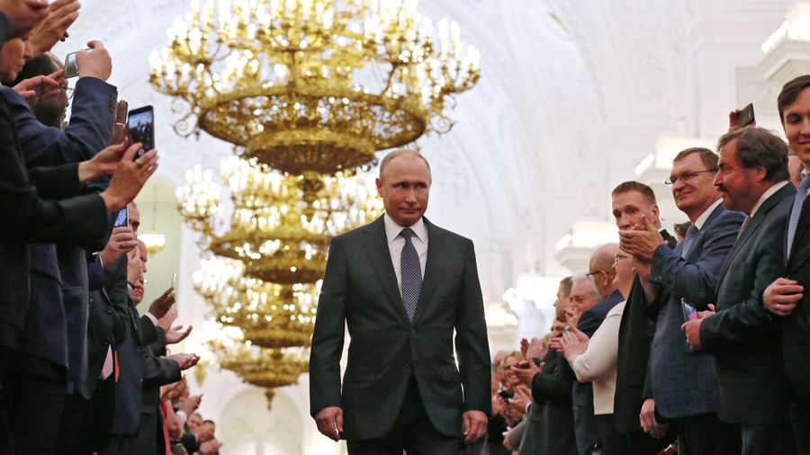 Избранный президент России Владимир Путин во время церемонии инаугурации в Кремле. 7 мая 2018 Избранный президент России Владимир Путин во время церемонии инаугурации в Кремле. 7 мая 2018