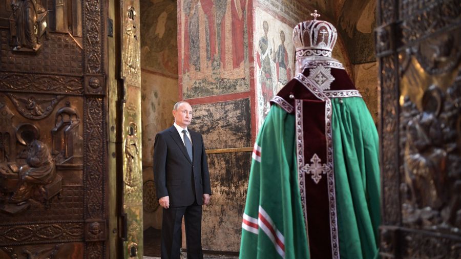 Президент России Владимир Путин и патриарх Московский и всея Руси Кирилл во время благодарственного молебна по случаю инаугурации в Благовещенском соборе Кремля. 7 мая 2018 Президент России Владимир Путин и патриарх Московский и всея Руси Кирилл во время благодарственного молебна по случаю инаугурации в Благовещенском соборе Кремля. 7 мая 2018