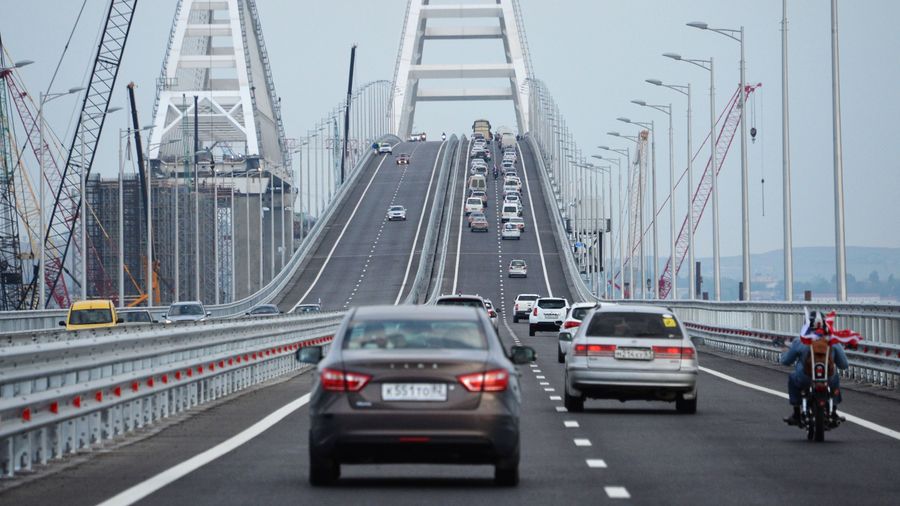 Автомобильное движение по автодорожной части Крымского моста Автомобильное движение по автодорожной части Крымского моста