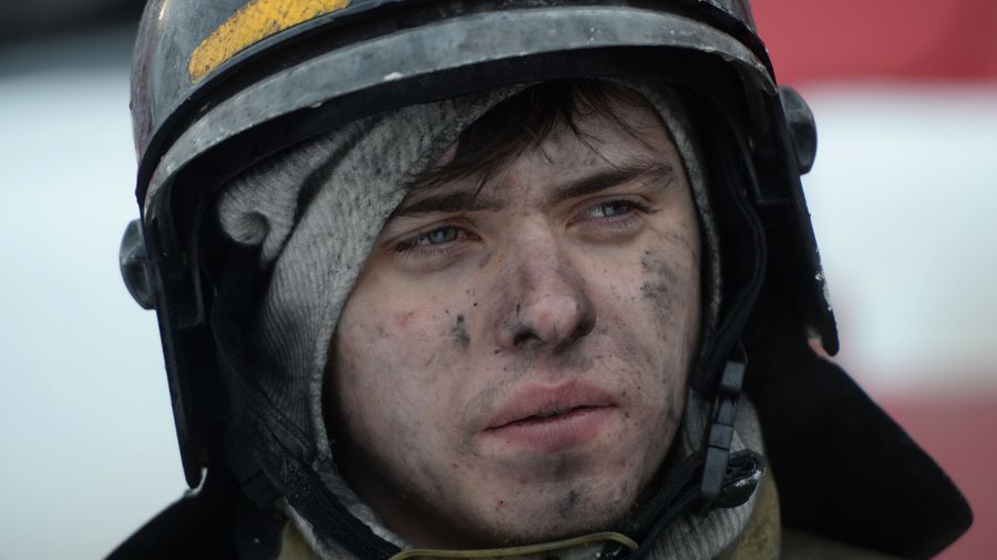 Сотрудник пожарной охраны МЧС во время тушения пожара в торговом центре «Зимняя вишня» в Кемерово Сотрудник пожарной охраны МЧС во время тушения пожара в торговом центре «Зимняя вишня» в Кемерово