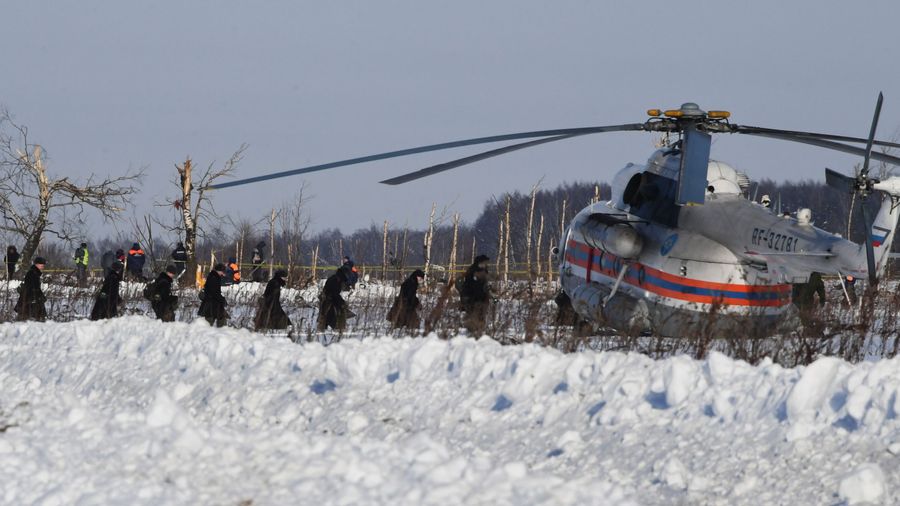 Сотрудники МЧС России и военнослужащие в Раменском районе Московской области, где самолет Ан-148 Саратовских авиалиний рейса 703 Москва – Орск потерпел крушение 11 февраля 2018 года Сотрудники МЧС России и военнослужащие в Раменском районе Московской области, где самолет Ан-148 Саратовских авиалиний рейса 703 Москва – Орск потерпел крушение 11 февраля 2018 года