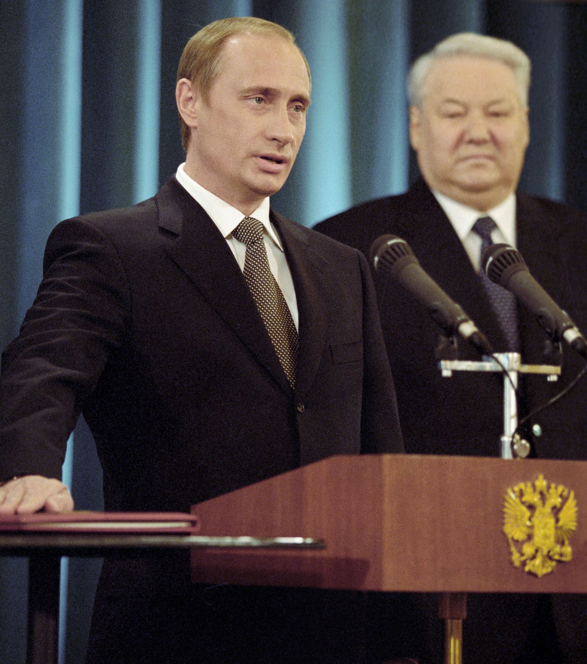 Владимир Путин дает присягу Президента Российской Федерации. Май 2000-го Владимир Путин дает присягу Президента Российской Федерации. Май 2000-го - РИА Новости, 1920, 31.03.2025