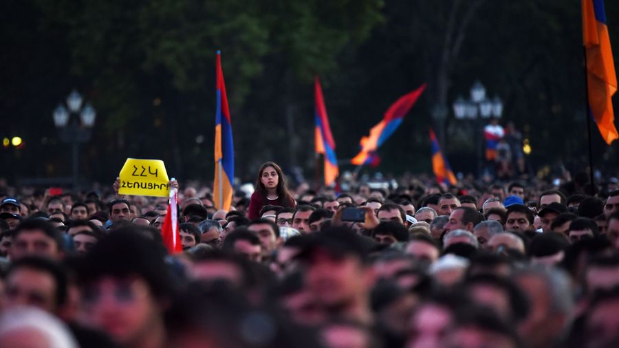 Сторонники оппозиции во время митинга на площади Республики в Ереване Сторонники оппозиции во время митинга на площади Республики в Ереване