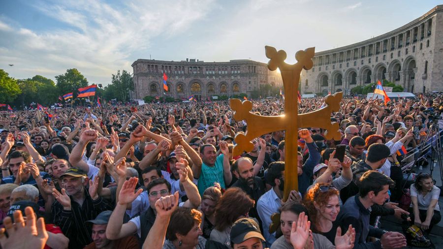 Сторонники лидера оппозиции в Армении Никола Пашиняна на вечернем митинге на площади Республики в Ереване во время возобновившихся акций протеста после неудачной попытки избрания накануне премьер-министра страны Сторонники лидера оппозиции в Армении Никола Пашиняна на вечернем митинге на площади Республики в Ереване во время возобновившихся акций протеста после неудачной попытки избрания накануне премьер-министра страны