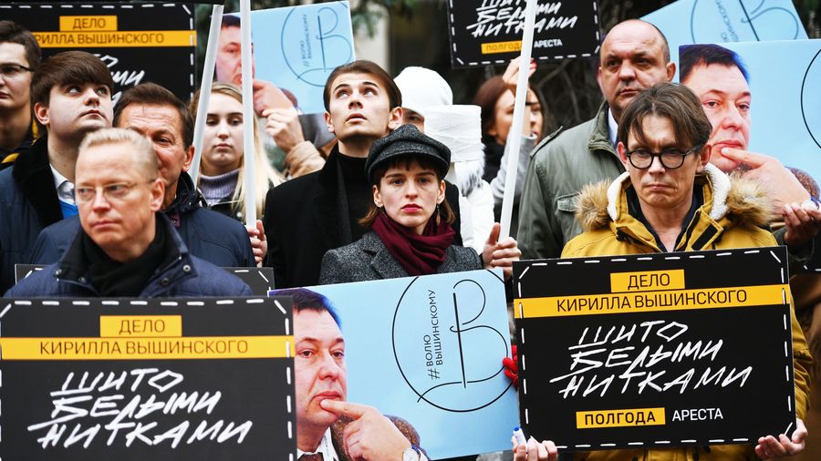 Участники на акции солидарности с руководителем портала «РИА Новости Украина» Кириллом Вышинским, задержанным в мае 2018 года в Киеве, у посольства Украины в Москве. Журналиста обвиняют в госизмене и поддержке ДНР и ЛНР, ему грозит до 15 лет лишения свободы. Акция приурочена к отмечаемому 2 ноября Международному дню прекращения безнаказанности за преступления против журналистов, учрежденному резолюцией ГА ООН в 2013 году Участники на акции солидарности с руководителем портала «РИА Новости Украина» Кириллом Вышинским, задержанным в мае 2018 года в Киеве, у посольства Украины в Москве. Журналиста обвиняют в госизмене и поддержке ДНР и ЛНР, ему грозит до 15 лет лишения свободы. Акция приурочена к отмечаемому 2 ноября Международному дню прекращения безнаказанности за преступления против журналистов, учрежденному резолюцией ГА ООН в 2013 году