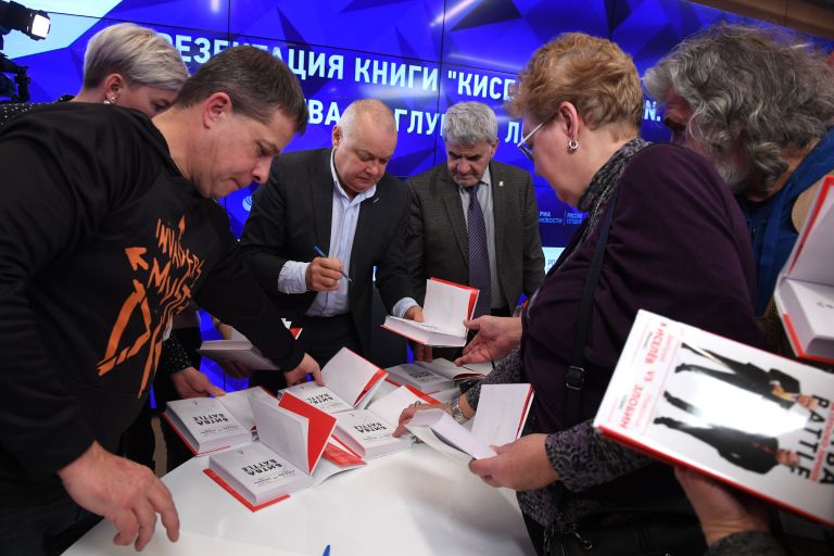 Генеральный директор МИА «Россия сегодня» Дмитрий Киселев во время автограф-сессии на презентации книги Киселев vs Zlobin. Битва за глубоко личное. 10 декабря 2018 Генеральный директор МИА «Россия сегодня» Дмитрий Киселев во время автограф-сессии на презентации книги Киселев vs Zlobin. Битва за глубоко личное. 10 декабря 2018