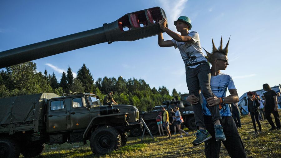 Зрители фестиваля Нашествие на выставке военной техники в поселке Большое Завидово в Тверской области Зрители фестиваля Нашествие на выставке военной техники в поселке Большое Завидово в Тверской области