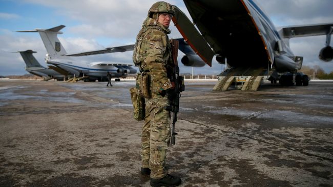 Украинский военный на военно-воздушной базе в районе Житомира перед передислокацией на восток Украины. 6 декабря 2018 Украинский военный на военно-воздушной базе в районе Житомира перед передислокацией на восток Украины. 6 декабря 2018