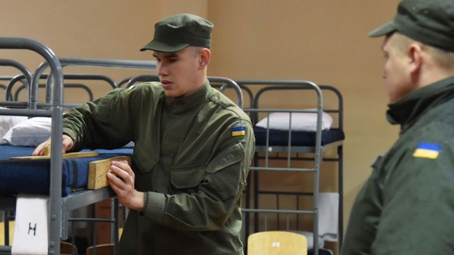 Военнослужащий заправляет кровать в казарме одной из воинских частей Нацгвардии Украины во Львове Военнослужащий заправляет кровать в казарме одной из воинских частей Нацгвардии Украины во Львове
