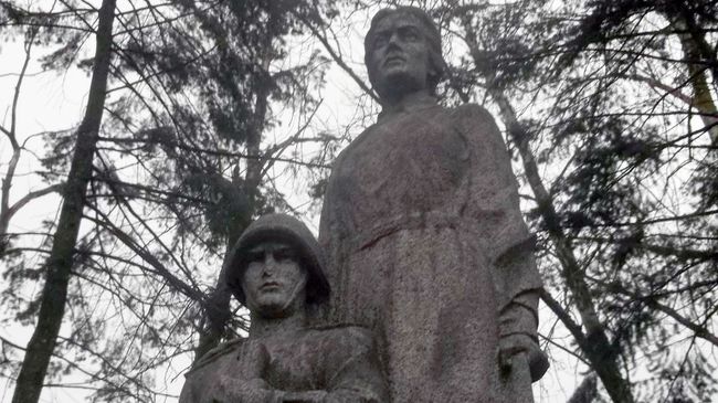 Оскверненный мемориал павшим воинам РККА в Рижском районе Зепниекалнс Оскверненный мемориал павшим воинам РККА в Рижском районе Зепниекалнс