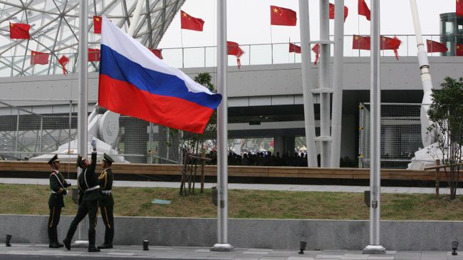 Поднятие российского флага на церемонии открытия Дня России на Всемирной универсальной выставке ЭКСПО в Шанхае Поднятие российского флага на церемонии открытия Дня России на Всемирной универсальной выставке ЭКСПО в Шанхае