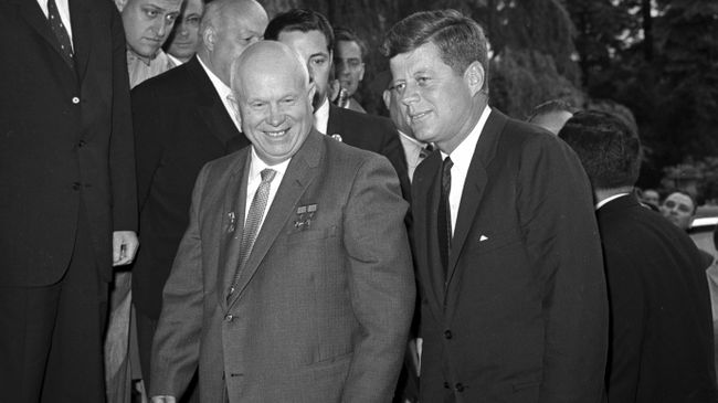 Первый секретарь ЦК КПСС Никита Хрущев и президент США Джон Кеннеди в резиденции посольства США в Вене. 3 июня 1961 года Первый секретарь ЦК КПСС Никита Хрущев и президент США Джон Кеннеди в резиденции посольства США в Вене. 3 июня 1961 года